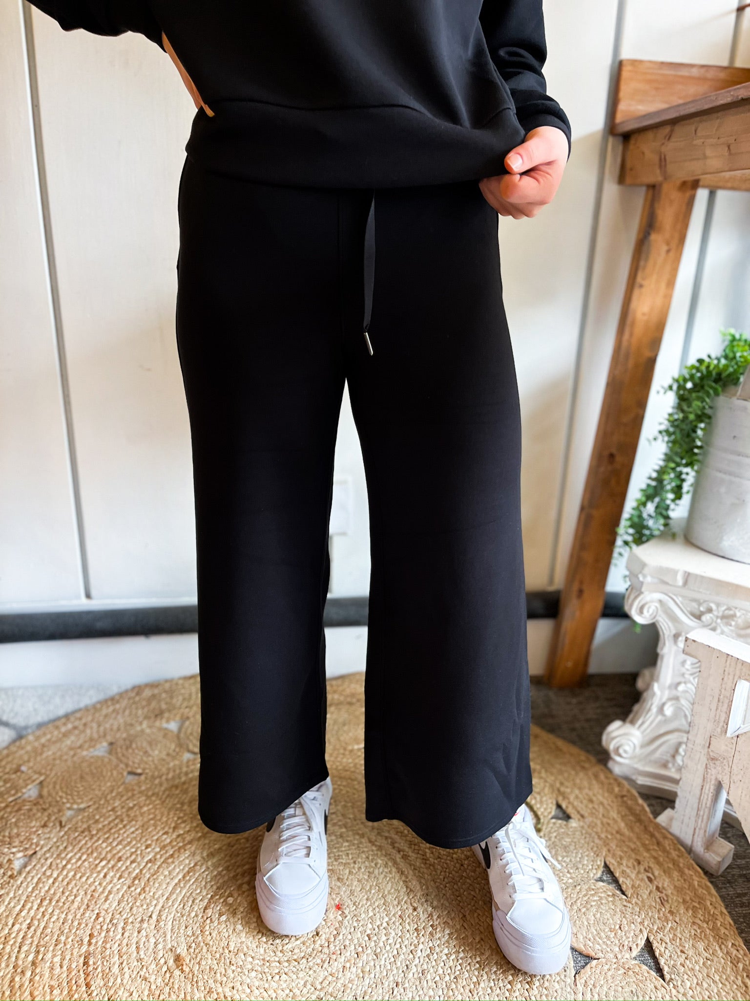 AirEssentials Cropped Wide Leg Pant - Very Black