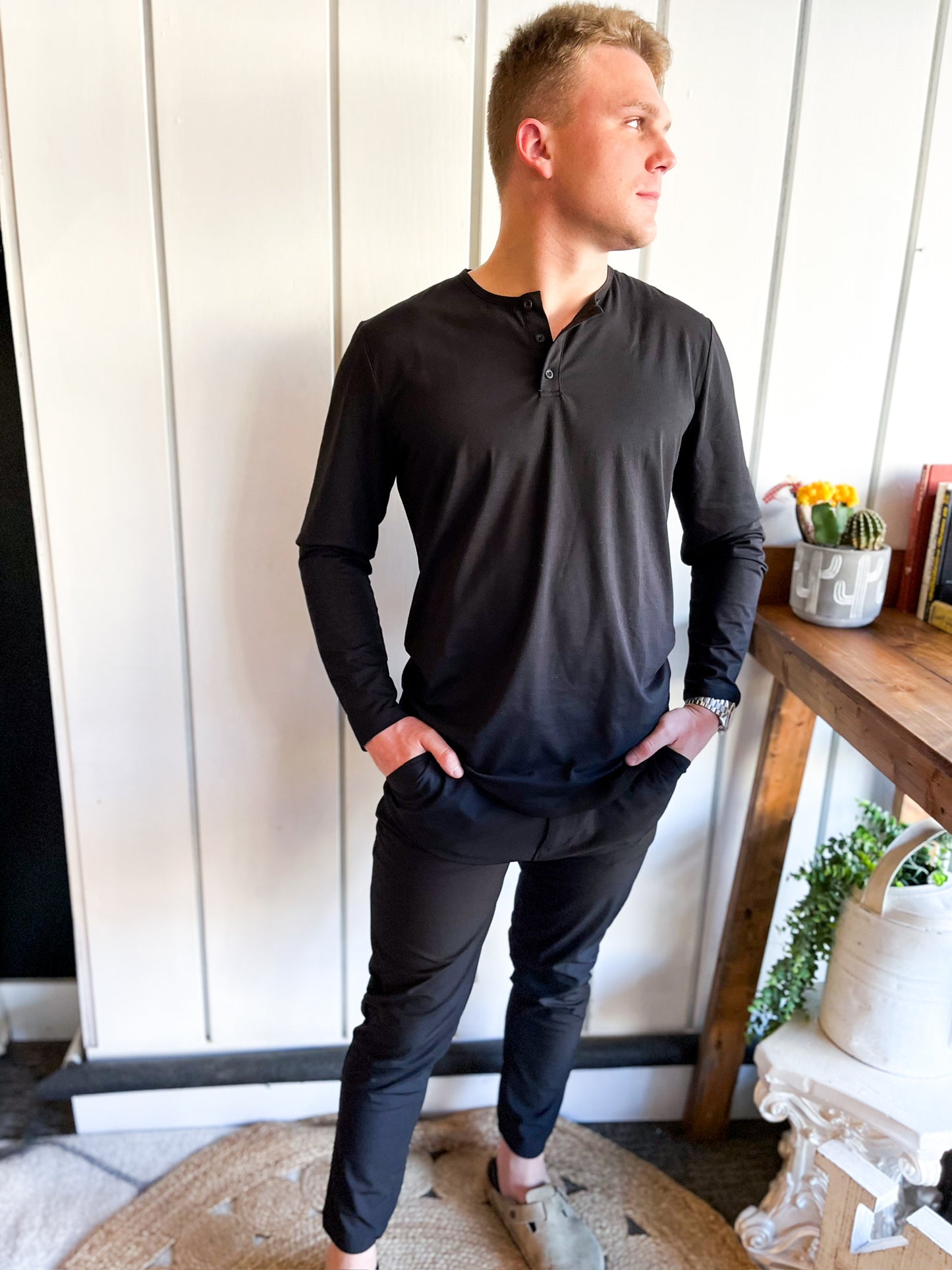 AO L/S Henley Curve-Hem - Black