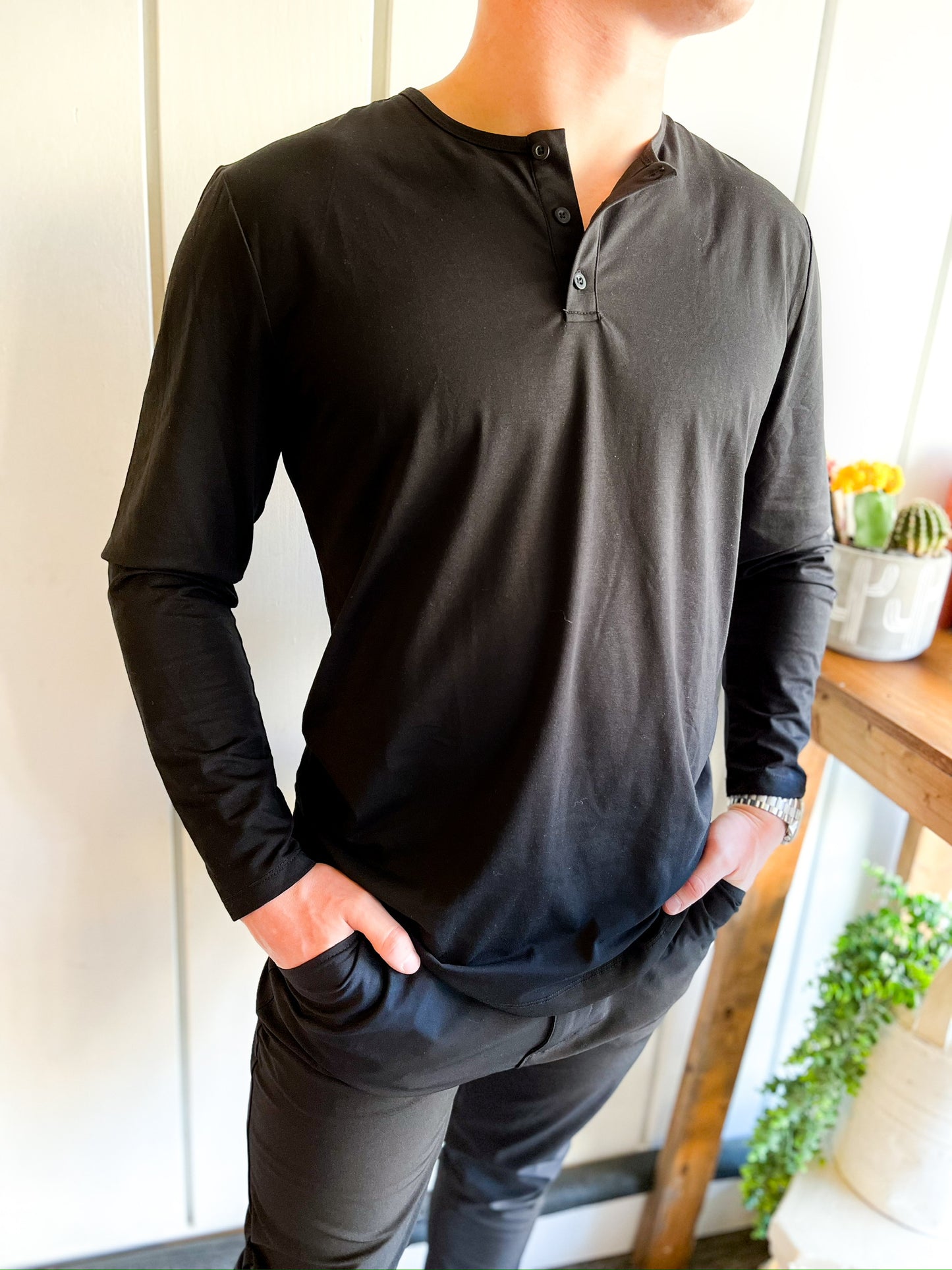 AO L/S Henley Curve-Hem - Black